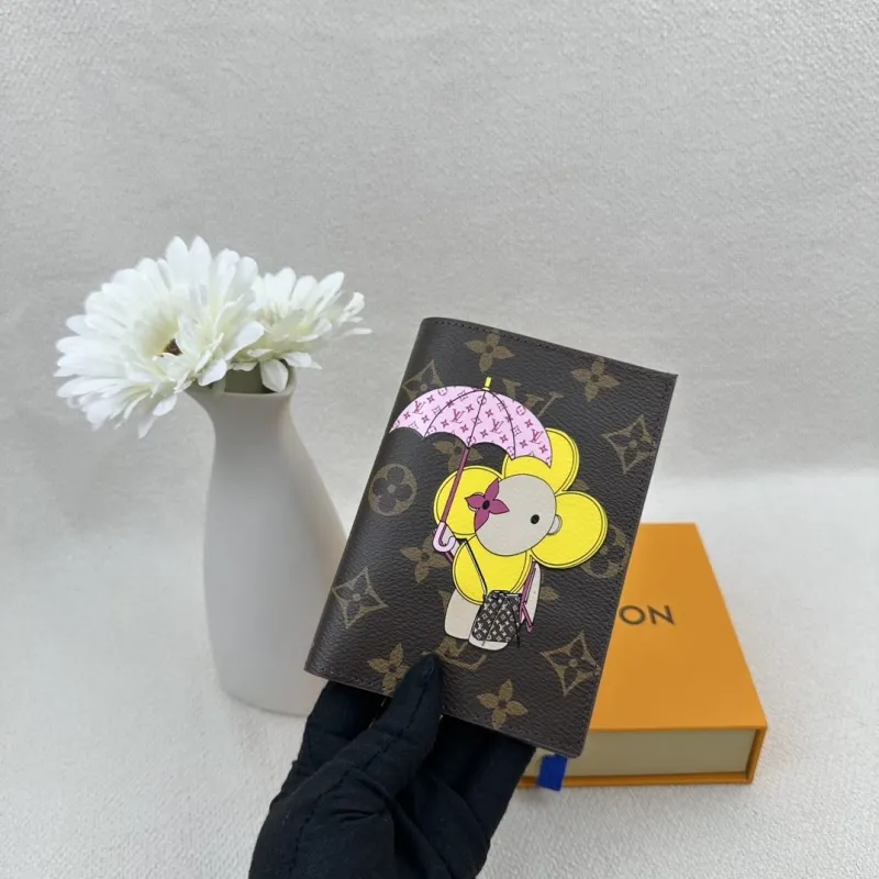 Alternative view of LV Wallets-2445
