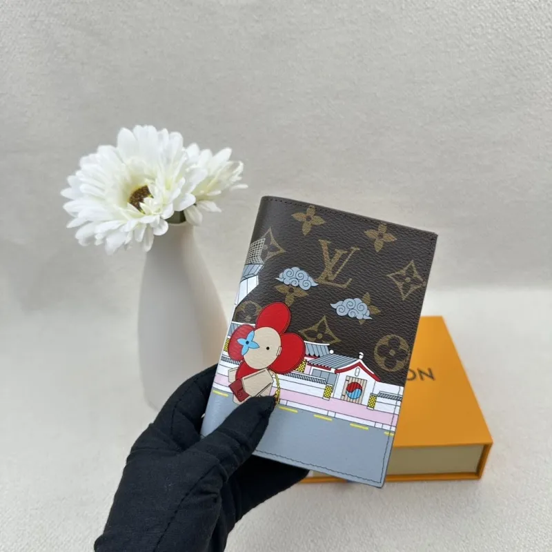 Alternative view of LV Wallets-2447