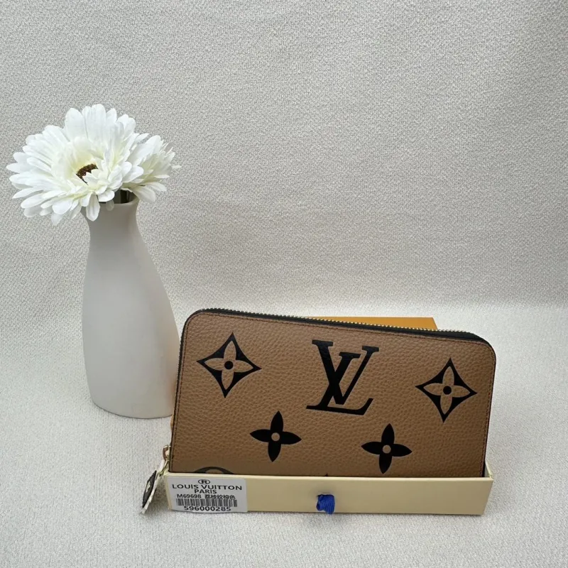 LV Wallets-2450
