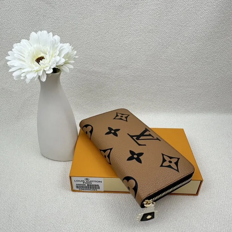 Alternative view of LV Wallets-2450