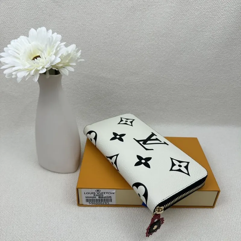 Alternative view of LV Wallets-2451