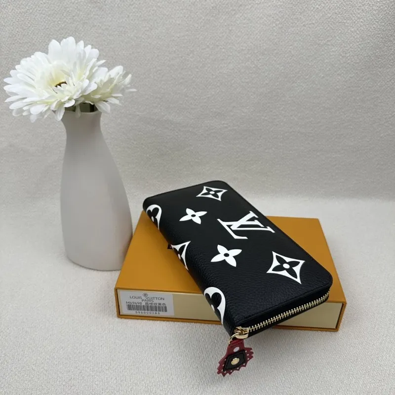 Alternative view of LV Wallets-2452