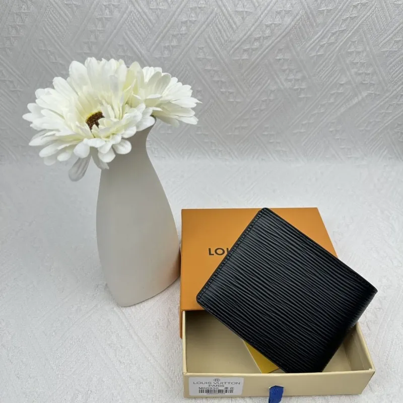 Alternative view of LV Wallets-2471