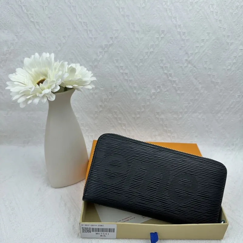 Alternative view of LV Wallets-2481