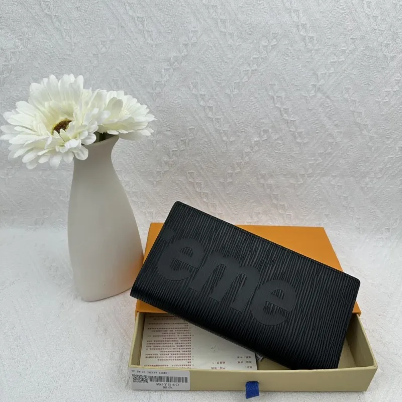 Alternative view of LV Wallets-2482