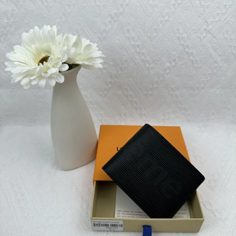 Alternative view of LV Wallets-2484