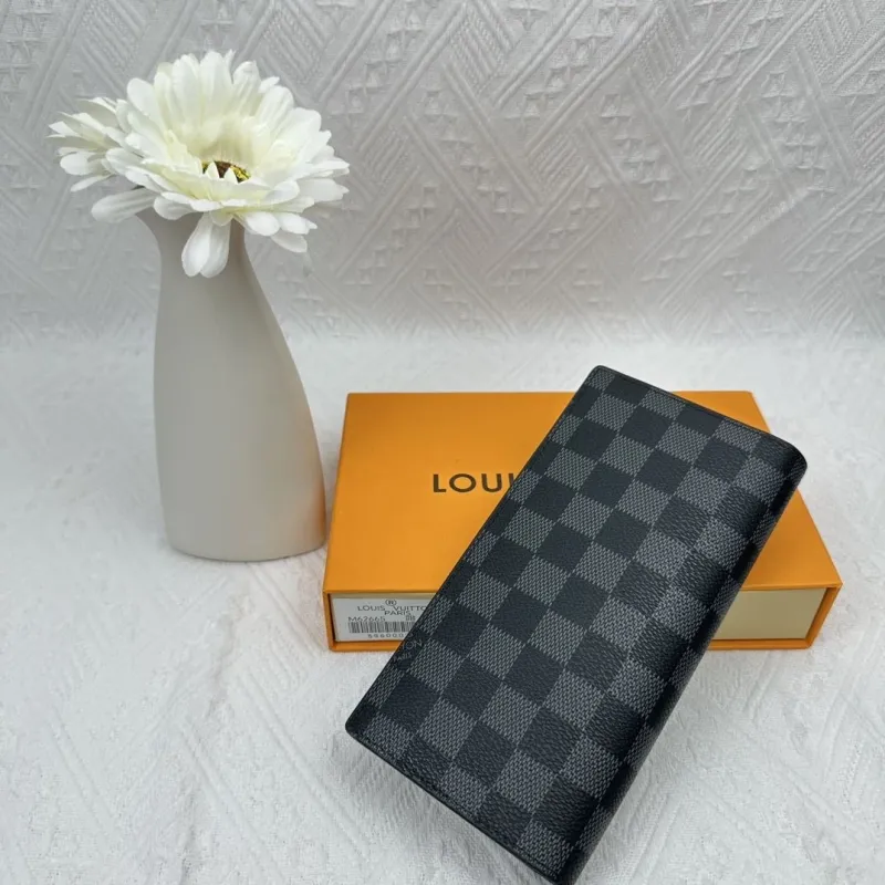 Alternative view of LV Wallets-2486