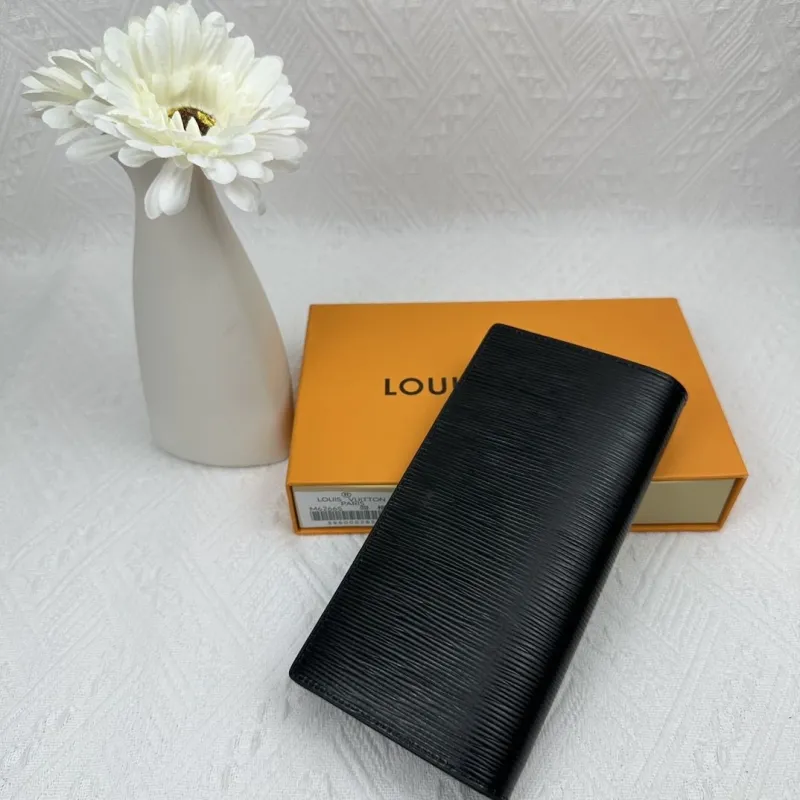 Alternative view of LV Wallets-2489