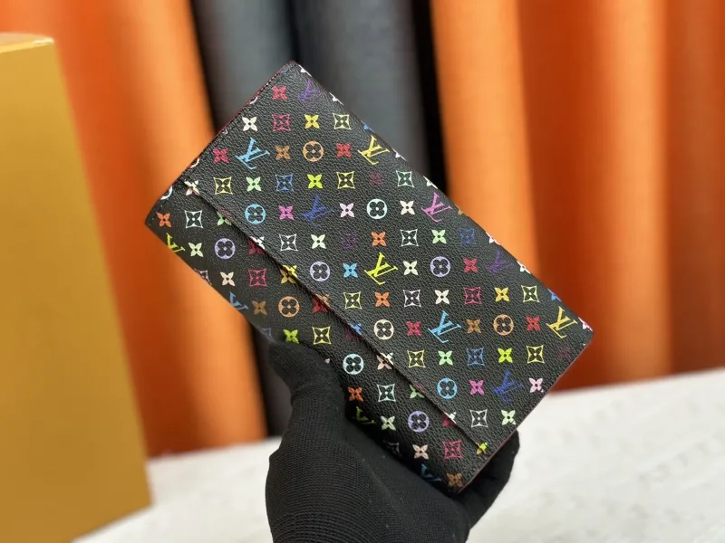Alternative view of LV Wallets-2496
