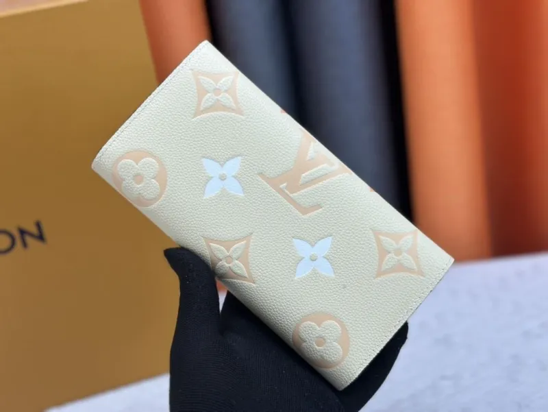Alternative view of LV Wallets-2498
