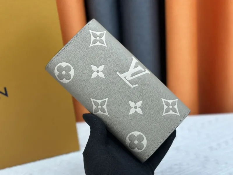 Alternative view of LV Wallets-2501