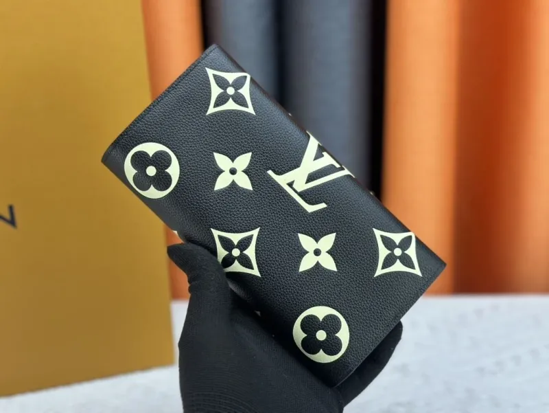 Alternative view of LV Wallets-2502