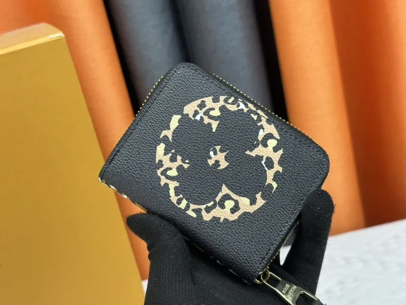 Alternative view of LV Wallets-2519