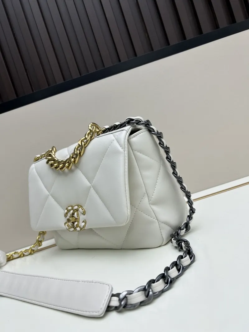 Alternative view of Chanel 19 Bags-4