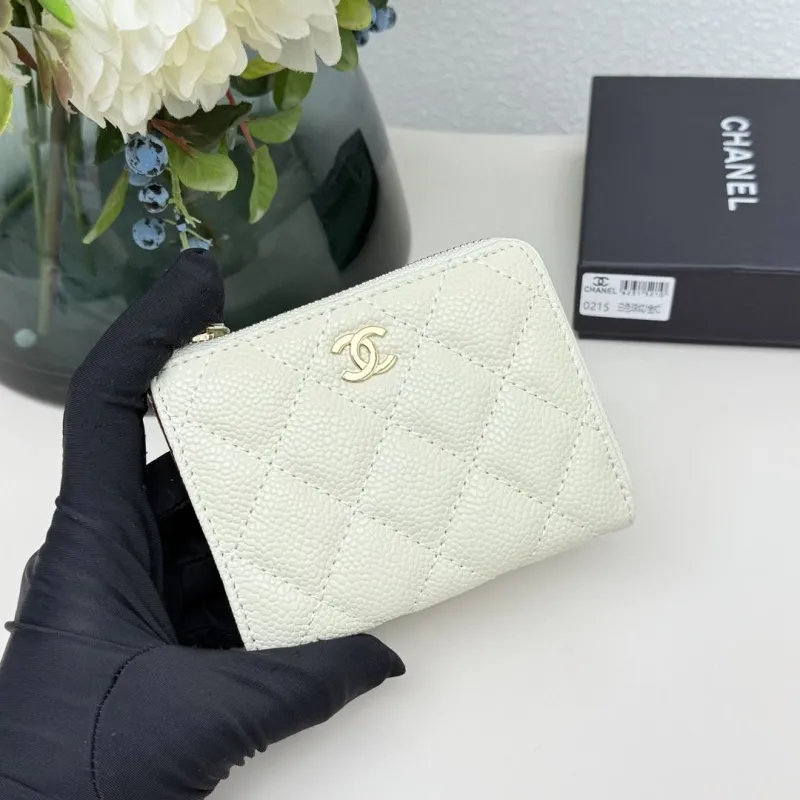 Alternative view of Chanel Wallets-640