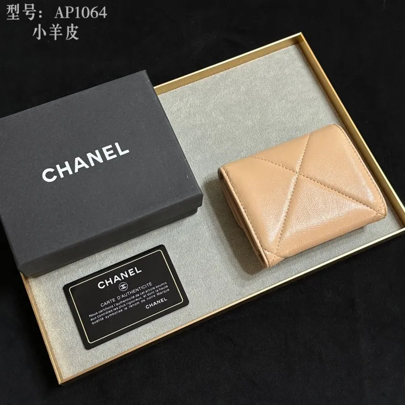 Alternative view of Chanel Wallets-688