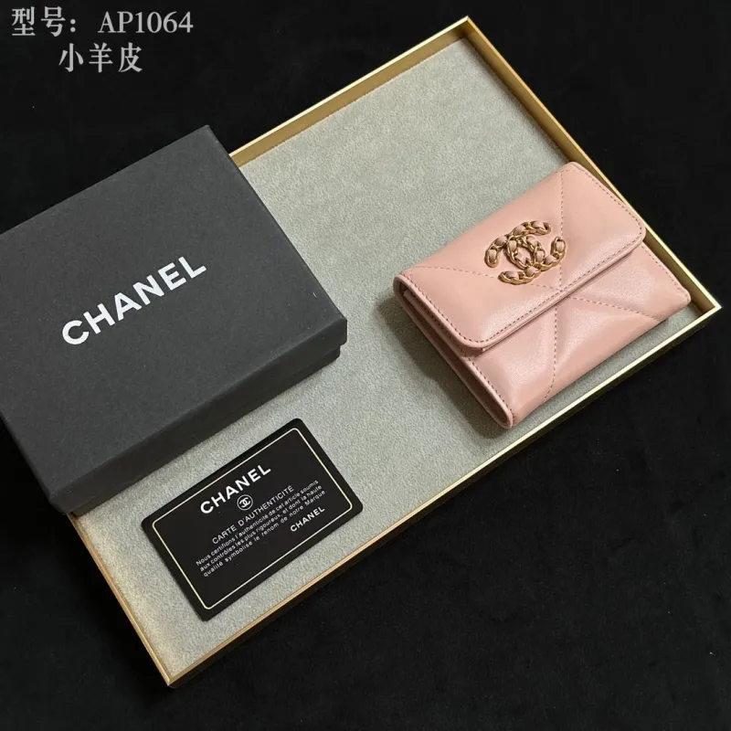 Alternative view of Chanel Wallets-689