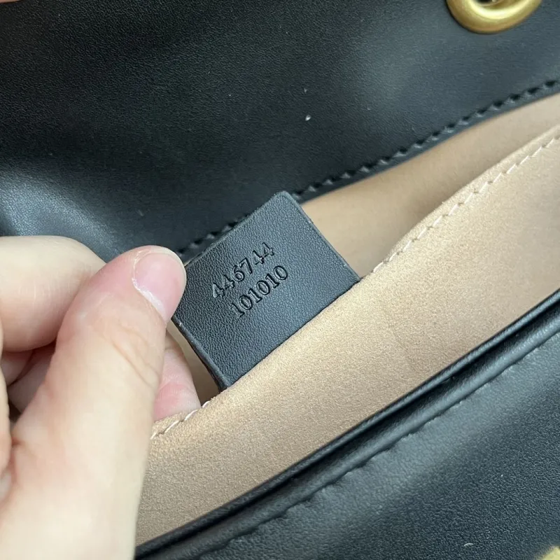 Alternative view of Gucci Satchel Bags-640