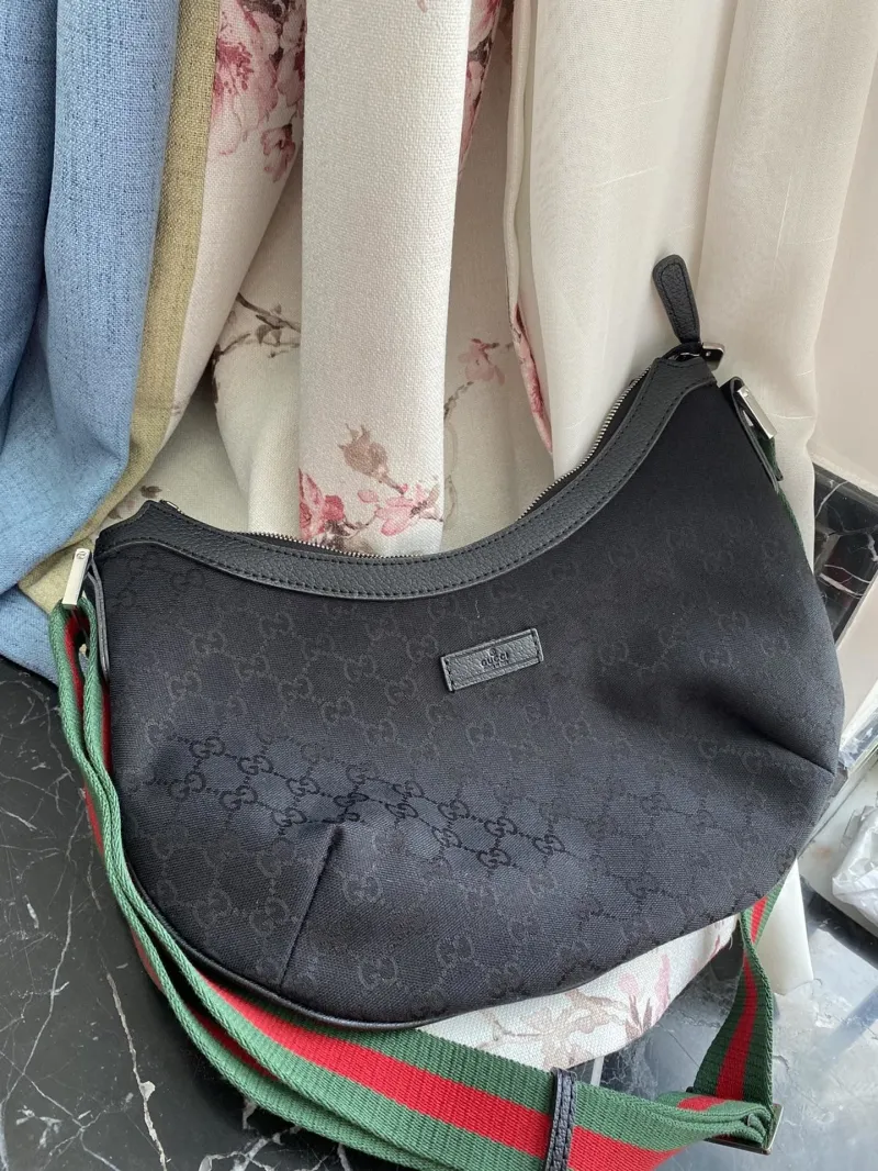 Alternative view of Gucci Satchel Bags-989