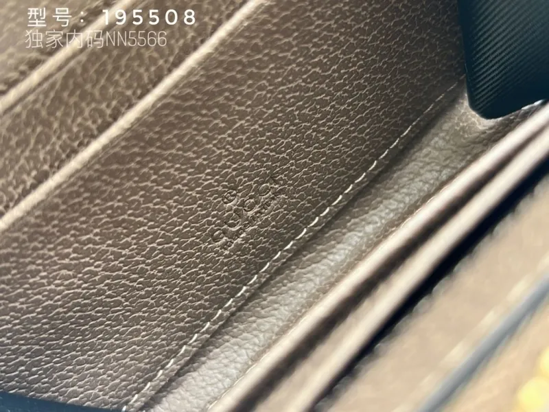 Gucci Wallets & Purse-17 - Image 9