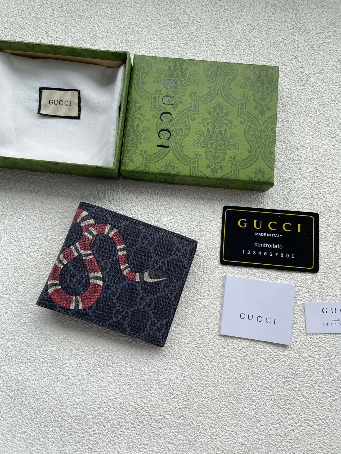 Gucci Wallets & Purse-800
