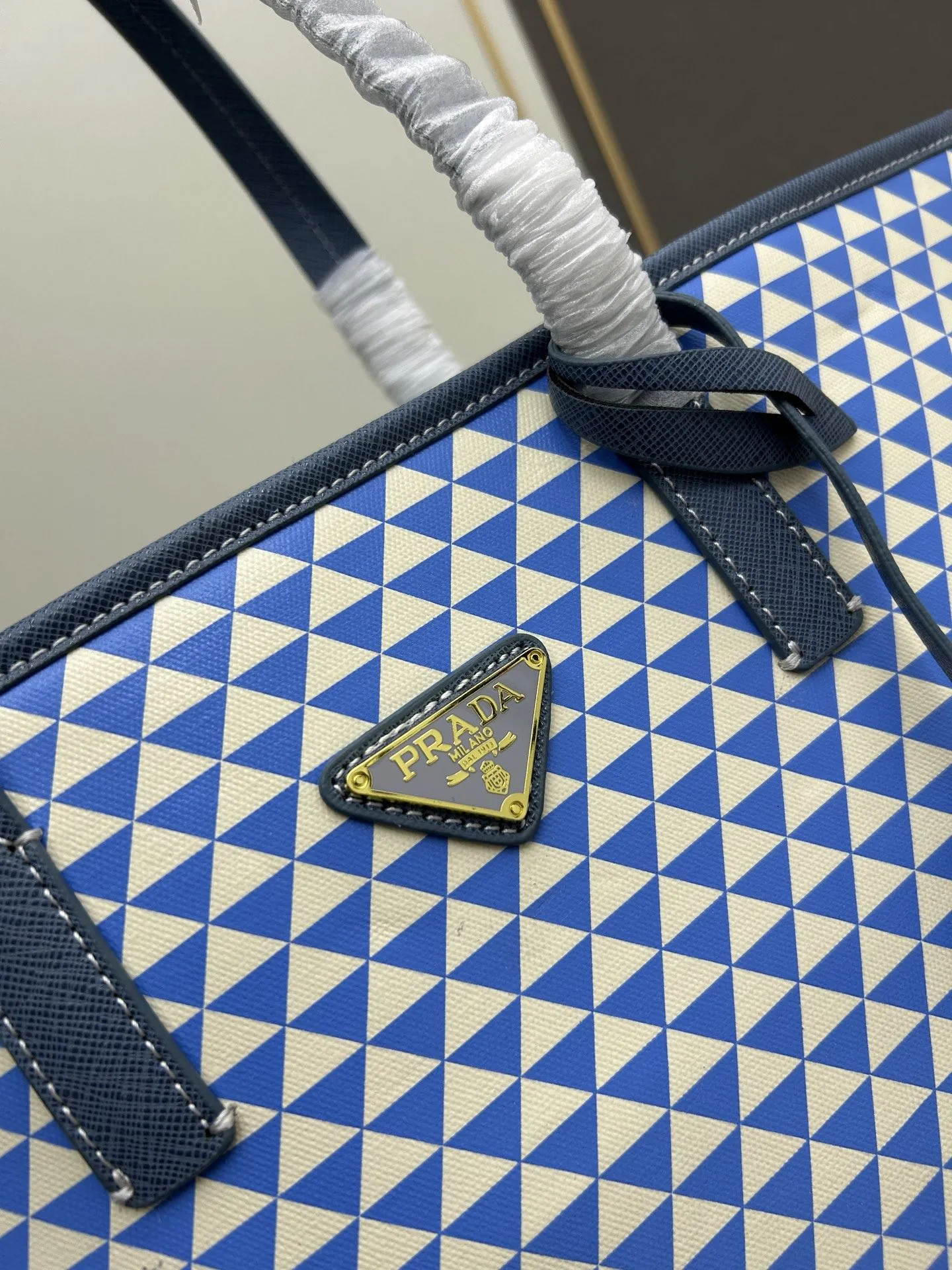 Prada Shopping Bags-233 - Image 4