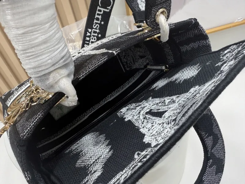 Dior Shopping Bags-97 - Image 9