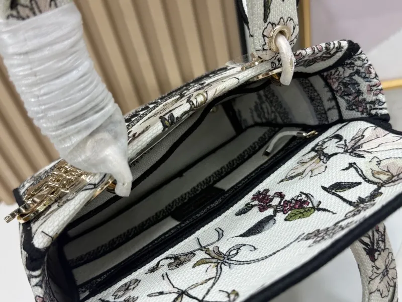 Dior Shopping Bags-98 - Image 9