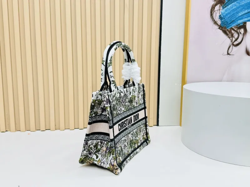 Alternative view of Dior Shopping Bags-138