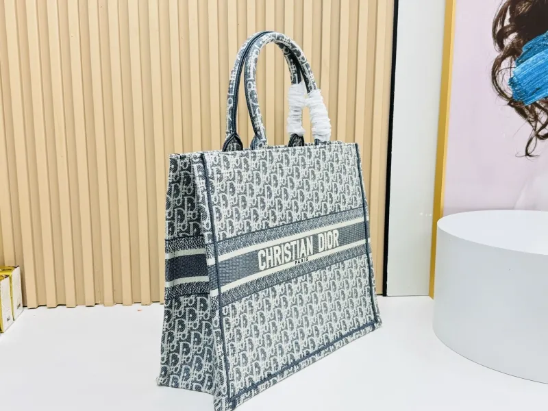 Alternative view of Dior Shopping Bags-139