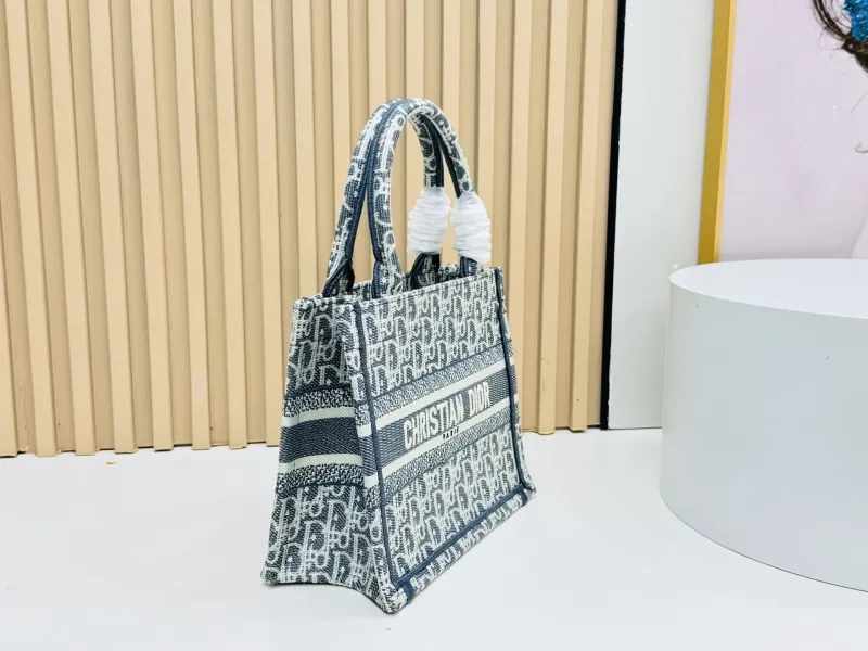 Alternative view of Dior Shopping Bags-141