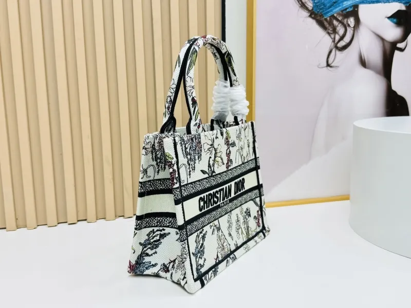 Alternative view of Dior Shopping Bags-151