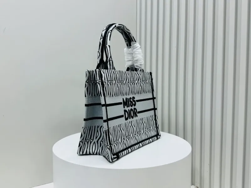 Alternative view of Dior Shopping Bags-189