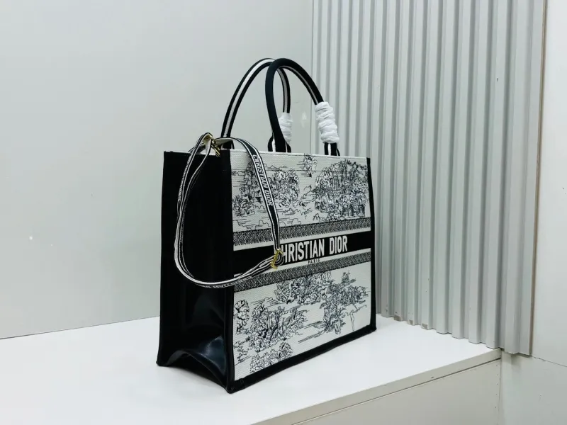 Alternative view of Dior Shopping Bags-204