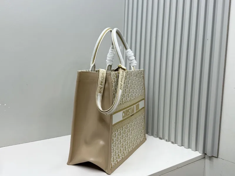 Alternative view of Dior Shopping Bags-238