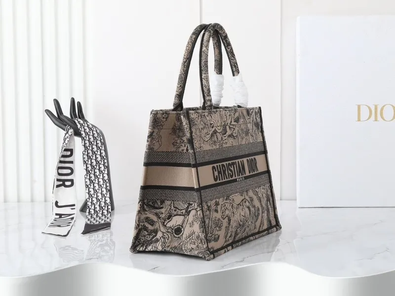 Alternative view of Dior Shopping Bags-259