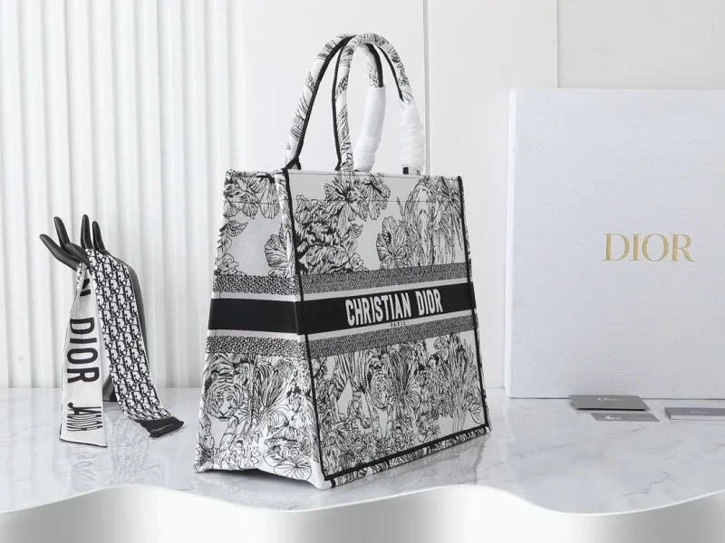 Alternative view of Dior Shopping Bags-261