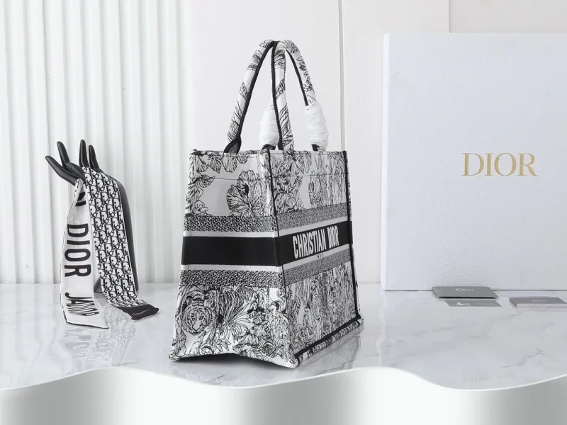 Alternative view of Dior Shopping Bags-262