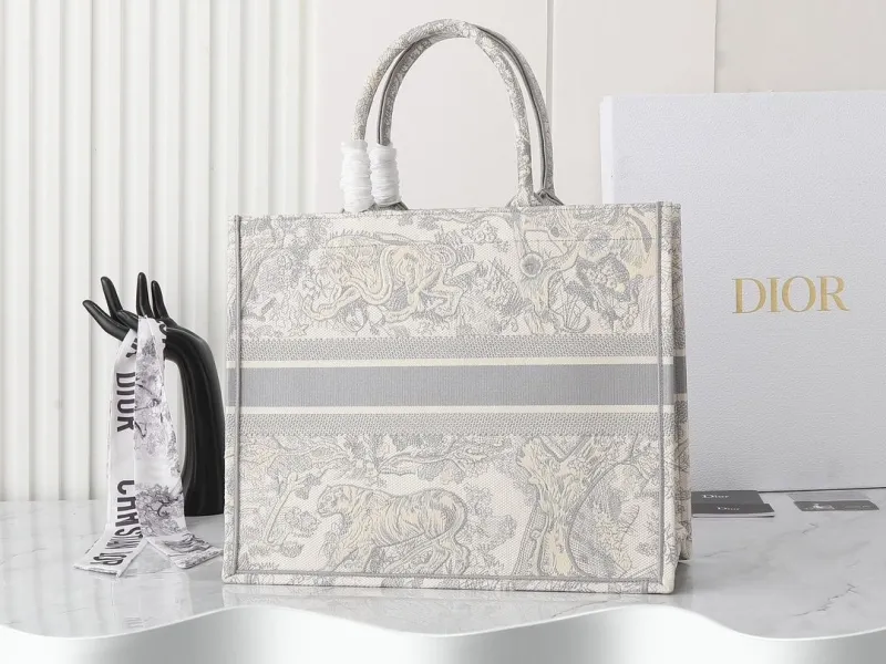 Alternative view of Dior Shopping Bags-277