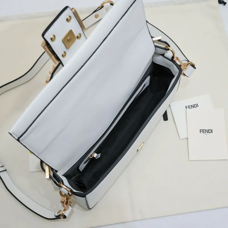 Fendi White Baguette Shoulder Bag - Image 9