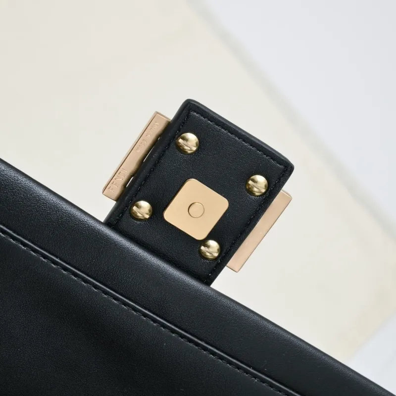 Fendi Black Baguette Shoulder Bag - Image 6