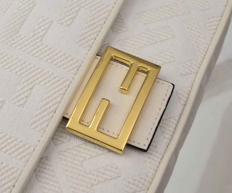 Fendi White Baguette Shoulder Bag - Image 4