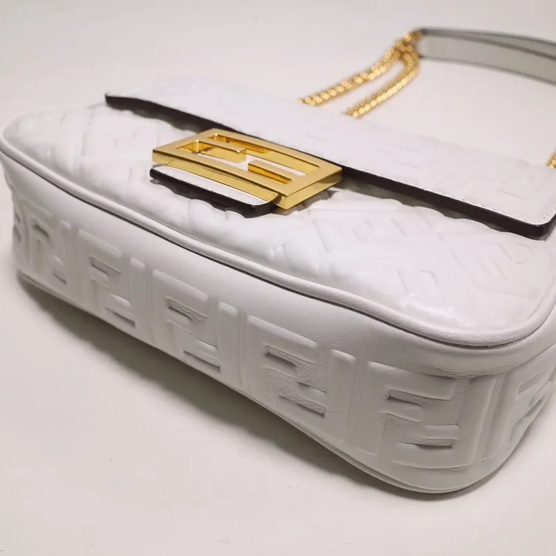 Fendi White Baguette Chain Shoulder Bag - Image 4
