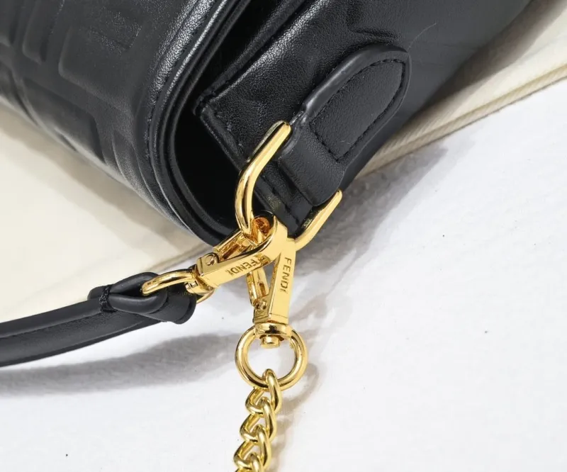 Fendi Black Baguette Leather Shoulder Bag - Image 4