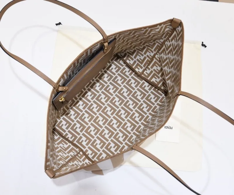 Fendi Reversible Tote Bag with Pouch - Image 9