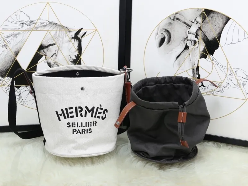Hermes Off-White Canvas Bucket Shoulder Bag - Image 3