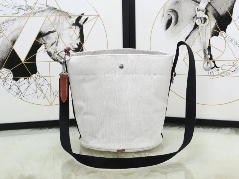 Hermes Off-White Canvas Bucket Shoulder Bag - Image 4