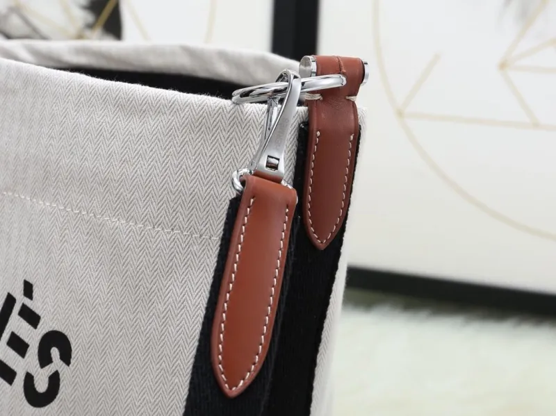 Hermes Off-White Canvas Bucket Shoulder Bag - Image 5