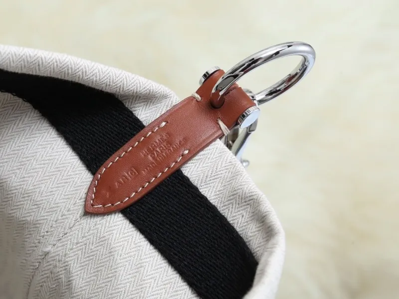 Hermes Off-White Canvas Bucket Shoulder Bag - Image 6
