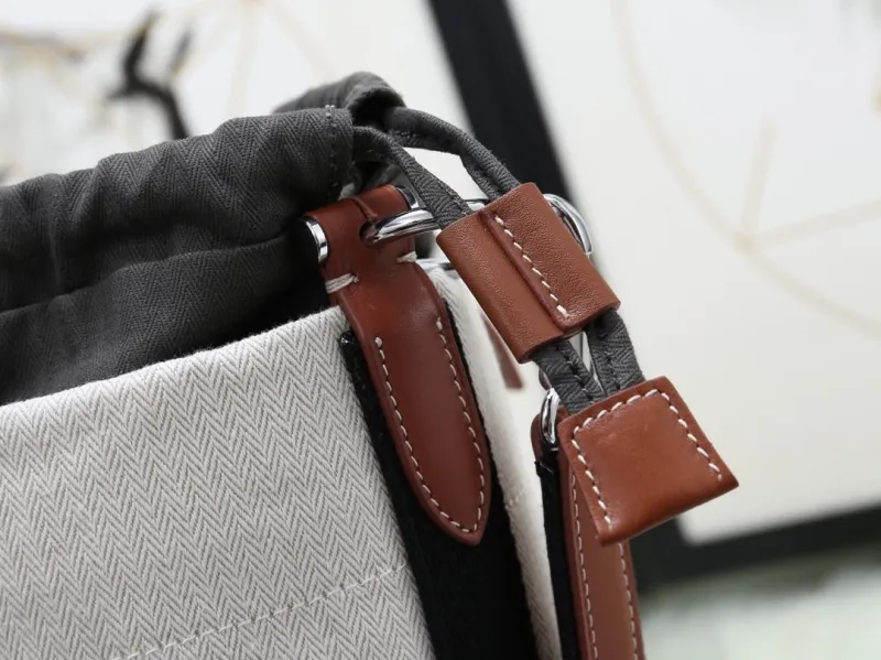Hermes Off-White Canvas Bucket Shoulder Bag - Image 7